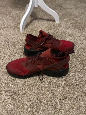 Nike Men's Burgundy and Black Knit Sneakers